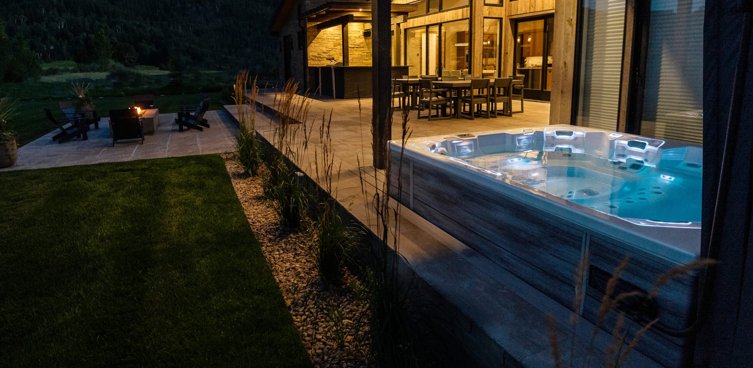 Spabad på steinbelagt platting, bilde tatt i mørket for å få hyggelig kveldsstemning